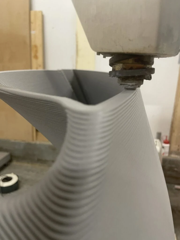 Dépôt de matière par la buse du robot à l’atelier