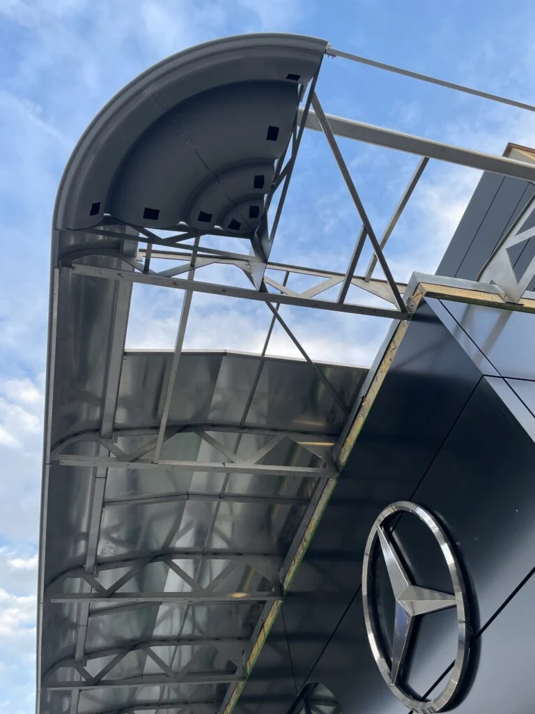 Pièce d’angle de marquise au-dessus d’une façade Mercedes-Benz
