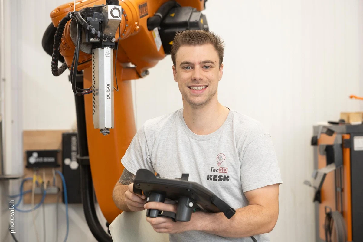 Mickaël Darbellay auprès de son robot de fabrication